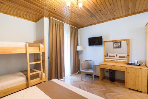 莱什Rambuje Resort的一间卧室配有一张桌子和一张双层床。