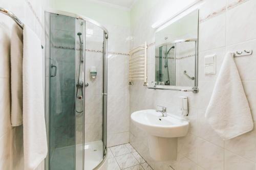 托伦格曼达托瑞酒店的白色的浴室设有水槽和淋浴。