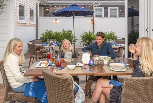 楠塔基特The Nantucket Hotel & Resort的一群坐在餐厅桌子上的人