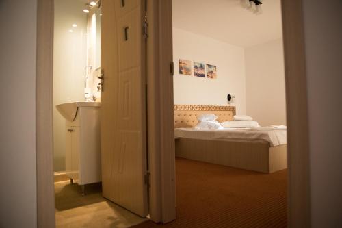 北马马亚-讷沃达里SaloS Beach Resort的一间卧室配有一张床,一扇门通往房间