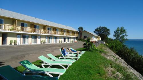 滨海卡尔顿卡尔顿瑟迈汽车旅馆的酒店前一排躺椅