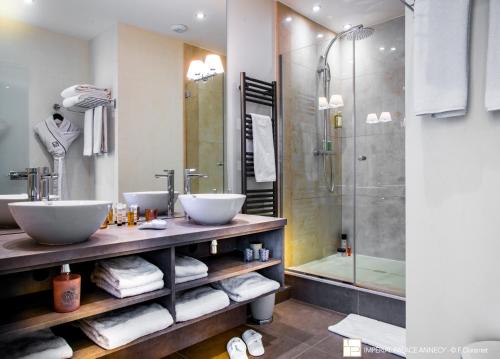 安锡皇宫酒店的一间带两个盥洗盆和淋浴的浴室