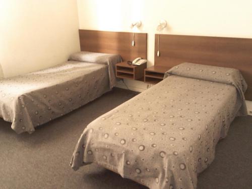 布宜诺斯艾利斯里尔斯普兰迪德酒店的酒店客房带两张床和电话