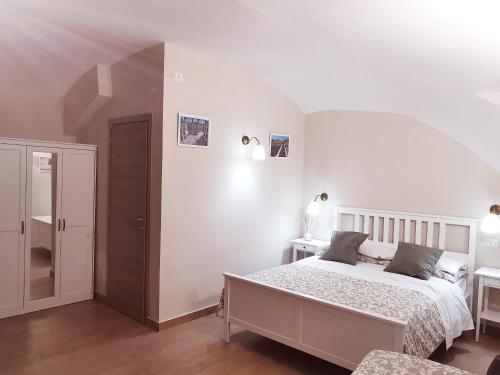 那不勒斯Le case del cavaliere的一间白色卧室,配有床和2个床头柜