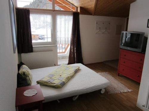 奥克森加滕Haus Barbara的小房间设有床和窗户