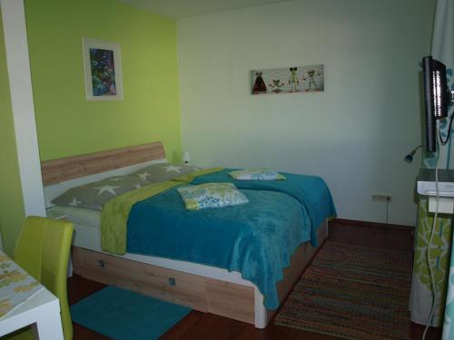 普雷瑟格尔塞Ruhe am See的一间卧室配有一张带蓝色毯子的床