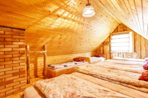 LiepeneKempings Videnieki的小木屋内设有一间带三张床的卧室
