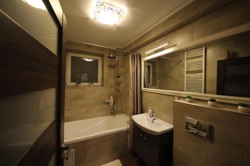 MAJESTIC Residence的一间浴室