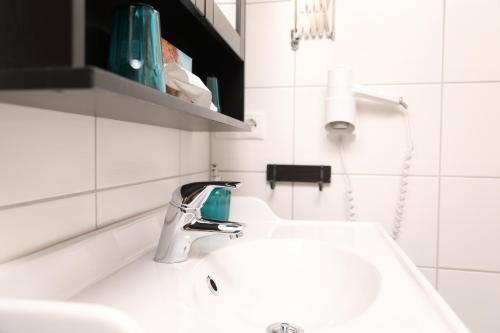 特赖斯-卡尔登科奈普旅馆的白色的浴室设有水槽和水龙头