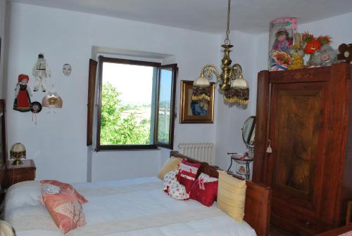 Terontola卡萨迪娜住宿加早餐旅馆的一间卧室设有一张床和一个窗口