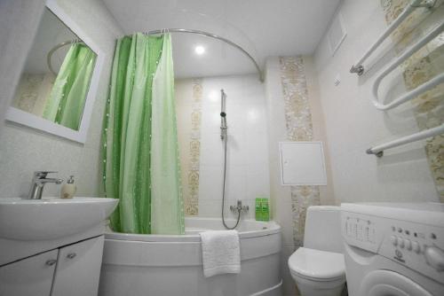 索利戈尔斯克PaulMarie Apartments on Kozlova的浴室设有盥洗池和绿色淋浴帘。