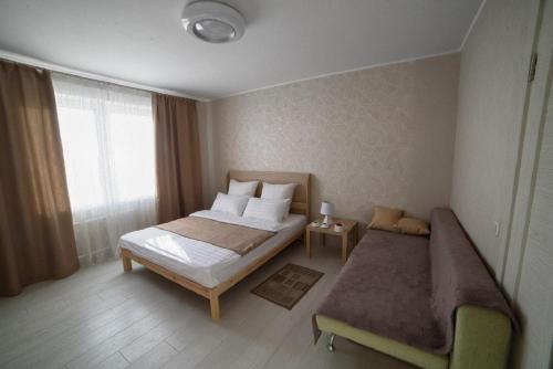 索利戈尔斯克PaulMarie Apartments on Kozlova的一间卧室设有两张床和窗户。