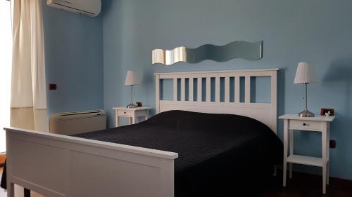 维耶斯泰Vista stupenda sul mare的一间卧室配有床和两张桌子