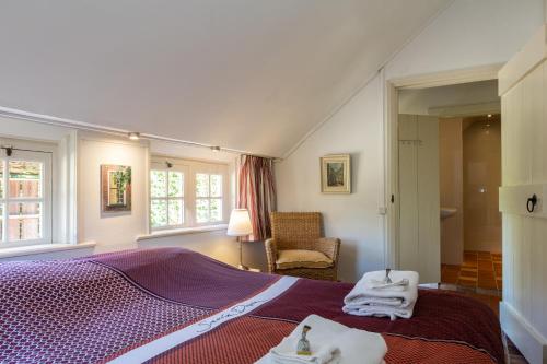 诺格Hoeve de Eshof的一间卧室配有带毛巾的床