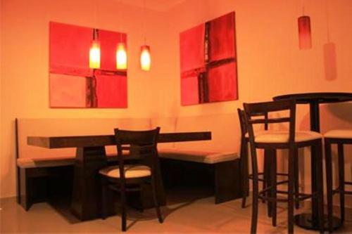里奥加耶戈斯艾尔巴塔哥尼亚酒店的配有桌椅和红色绘画的房间