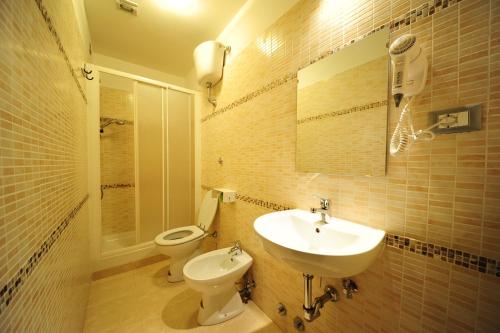 罗马市中心马赛克酒店的一间浴室