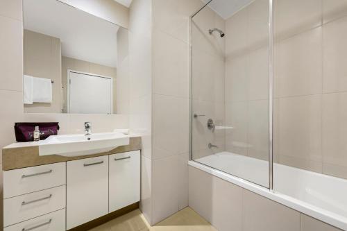 穆拉宾Quest Moorabbin的白色的浴室设有水槽和淋浴。