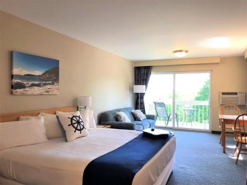 巴港Atlantic Eyrie Lodge的酒店客房设有一张床和一个阳台。