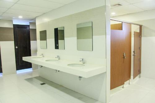 宿务萨格布泰尔家庭酒店的浴室设有2个水槽和2面镜子