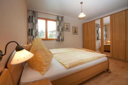 滨湖科伊查赫Landhaus Scherling的一间卧室配有一张带灯和窗户的床