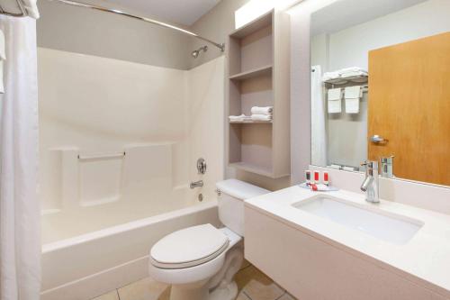 罗宾逊镇匹兹堡机场麦克罗特客栈&套房酒店的白色的浴室设有卫生间和水槽。