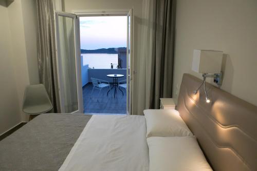 米尔泰Hyperion Hotel的酒店客房配有一张床,享有水景