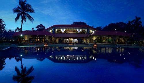 坎多林果阿泰姬堡阿瓜达度假酒店的一座晚上有水池的建筑