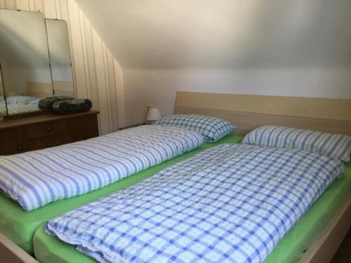 比勒费尔德20 Pellaweg Ferienwohnung的卧室内两张并排的床