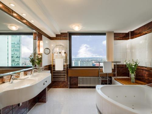 布拉格布拉格全景酒店的一间带两个盥洗盆的浴室和一个大窗户