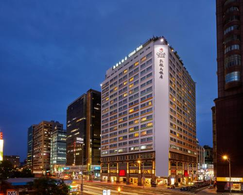 台北台北凯撒大饭店的夜晚在城市里高大的白色建筑