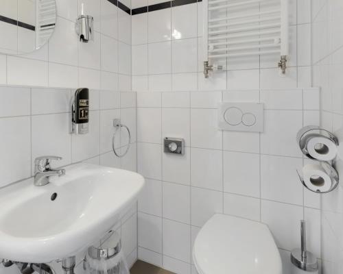 法兰克福加鲁斯维亚特尔A&O经济型连锁酒店 的一间浴室