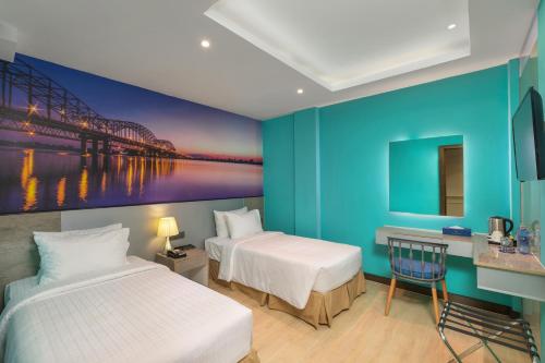 仰光Hotel Balmi的一间设有两张床和蓝色墙壁的客房