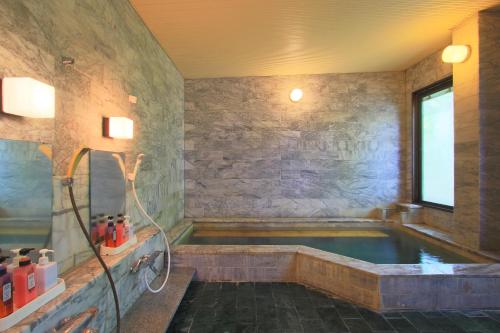 山中湖村昆索酒店的一间大浴室,内设浴缸