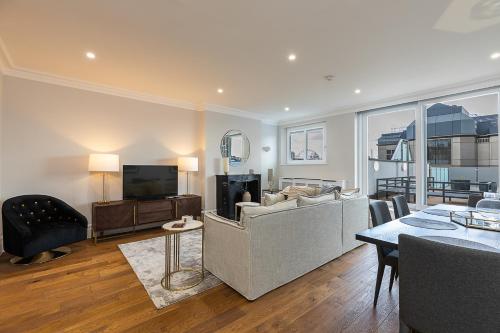 伦敦ALTIDO Luxury 2 bed flats with terraces near Piccadilly Circus的带沙发和电视的客厅