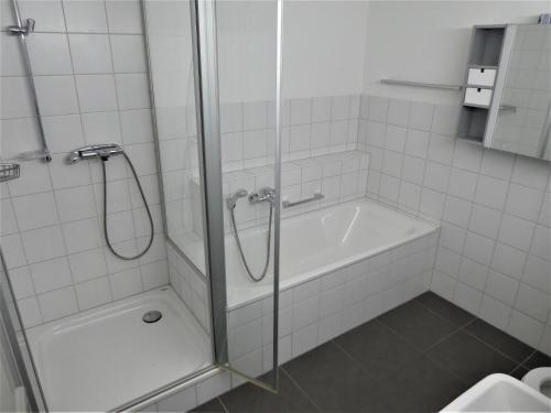 罗拉赫Baselblick的带淋浴、浴缸和盥洗盆的浴室