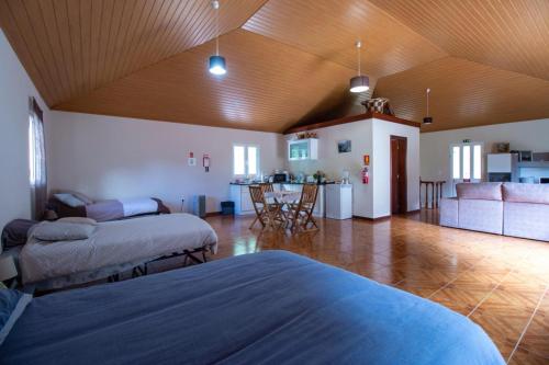 库拉尔-达斯弗雷拉斯Danny's Rural Suite的带两张床的房间、一间客厅和厨房