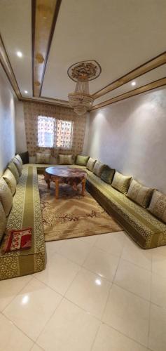 胡里卜盖App Khouribga的客厅配有沙发和桌子