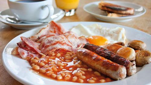 伊尔弗勒科姆皇家大不列颠酒店的包括鸡蛋香肠和豆子的早餐食品