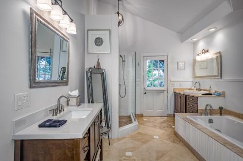 塞多纳Spectacular View的浴室配有2个盥洗盆、浴缸和淋浴。