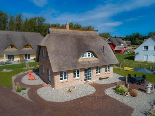 奥斯特巴德里克Exclusive holiday home in Rerik with sauna的屋顶房屋的模型