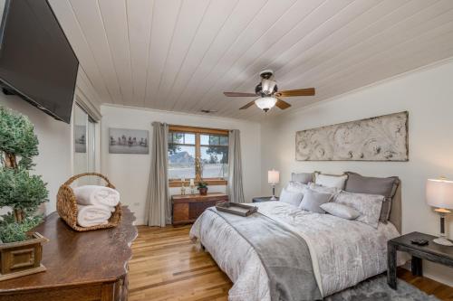 塞多纳Spectacular View的一间卧室配有一张床和吊扇