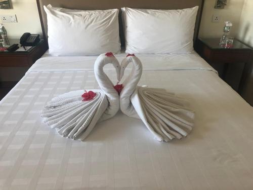 阿格拉提瑞迪特酒店的两个天鹅在床上做心形