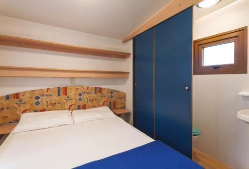 木洛希尼Camping Village Poljana的一间小卧室,配有床和窗户