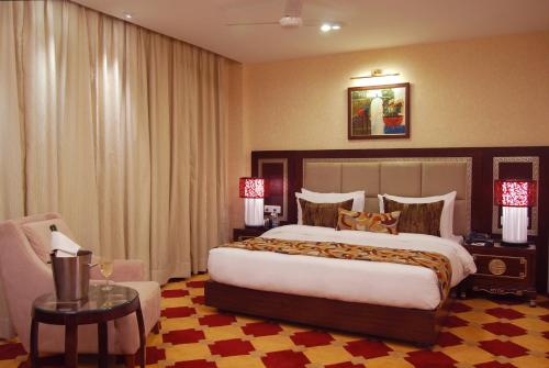 阿姆利则HK克拉克斯酒店客房内的一张或多张床位
