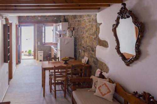帕特莫斯Manos House in Chora的客厅配有桌子和墙上的镜子