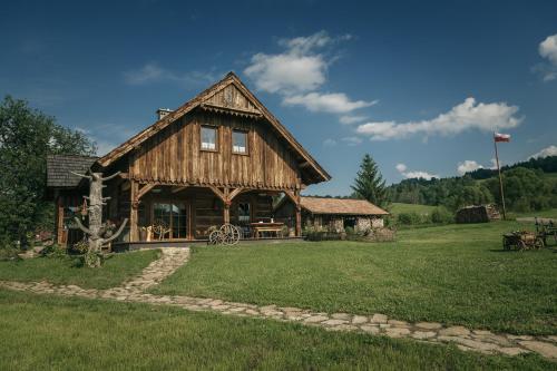 PolanaMiejsce po Dworze的一座带草地庭院的大型木屋