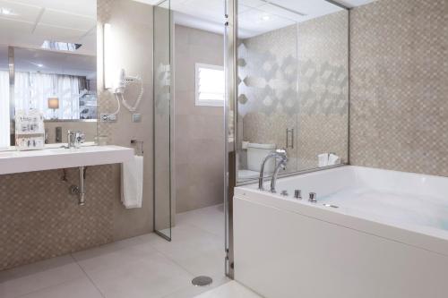 塞维利亚唐帕科酒店的带淋浴、浴缸和盥洗盆的浴室