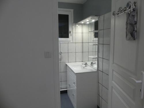 勒布罗伊斯chalet les myosotis的白色的浴室设有水槽和镜子