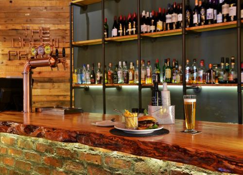 艾伯特王子镇Mont d'Or Swartberg Hotel的酒吧,有一盘食物和一杯啤酒