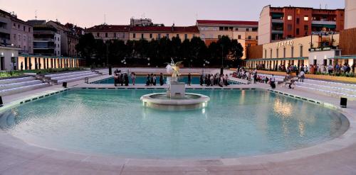 米兰苏萨酒店的城市里的喷泉,人们在里面漫步